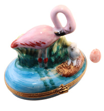 Lade das Bild in den Galerie-Viewer, SKU-Nr. 7738 – Flamingo Pink – im blauen Teich.
