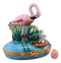 Lade das Bild in den Galerie-Viewer, SKU-Nr. 7738 – Flamingo Pink – im blauen Teich.
