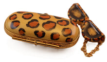 Lade das Bild in den Galerie-Viewer, SKU# 7795 - Sonnenbrille im Etui Leopard
