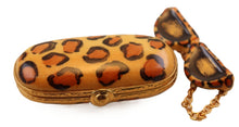 Lade das Bild in den Galerie-Viewer, SKU# 7795 - Sonnenbrille im Etui Leopard
